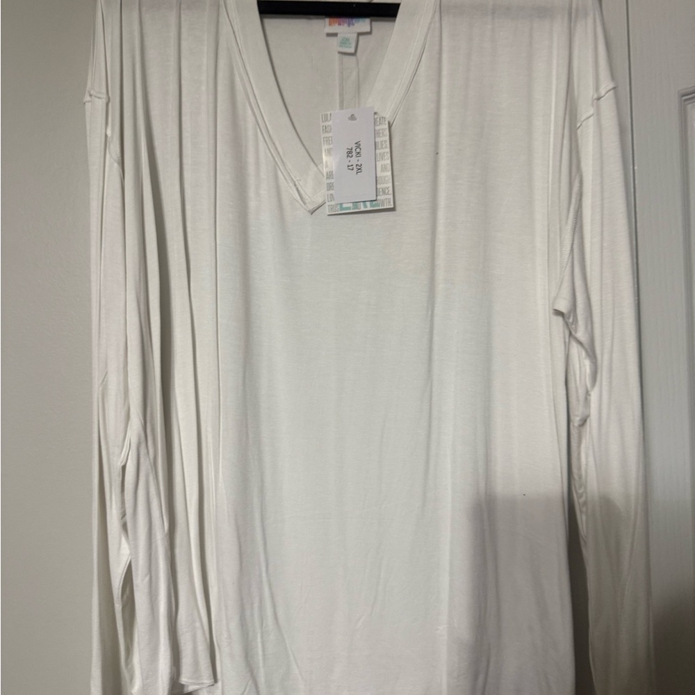 LuLaRoe 2XL Vicki White V-Neck Tunic Top
